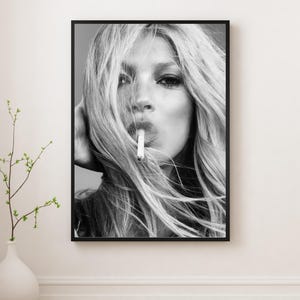 Tela incorniciata di Kate Moss, poster di una rivista di moda vintage, ritratto di una supermodella in bianco e nero