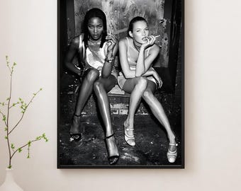 Lámina decorativa en blanco y negro de Kate Moss y Naomi Campbell – Estilo años 90