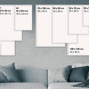 Puede incluir: Exhibici&oacute;n de impresiones art&iacute;sticas enmarcadas en varios tama&ntilde;os, incluyendo A0 (84 x 119 cm), A1 (59,4 x 84 cm), A2 (42 x 59,4 cm), A3 (30 x 42 cm) y A4 (21 x 30 cm). Tama&ntilde;os adicionales: 70 x 100 cm, 60 x 90 cm, 50 x 70 cm, 40 x 50 cm y 100 x 120 cm.