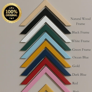 Puede incluir: Una exhibici&oacute;n de muestras de marcos de fotos coloridos en varios colores, incluyendo madera natural, negro, blanco, verde, azul oc&eacute;ano, dorado, azul oscuro, rojo y rosa. El texto "CANVASDECORIUM" est&aacute; en la parte superior.