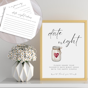Puede incluir: Un letrero enmarcado con las palabras "date night" en escritura elegante, con un tarro con un corazón y la palabra "JAR". Debajo, el texto invita a los invitados a compartir ideas para citas nocturnas. También se ve un jarrón con flores blancas y tarjetas adicionales.