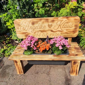 Holzbank mit blumen