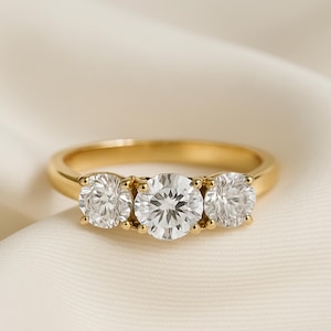 Förgylld ring med tre stenar • Rundslipad kubisk zirkonia