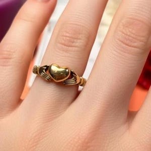 Vintage Gold Fede and Claddagh Ring with Hands Holding Heart Jewelry