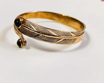 Wikkelarmband met gouden veren en zwarte onyx-stenen