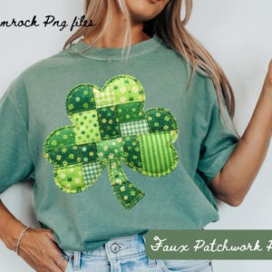 Puede incluir: Camiseta verde claro con un gran diseño de trébol de retazos en varios tonos de verde. La camiseta tiene el texto "3 Shamrock Png files" y "Faux Patchwork Png". La camiseta es de estilo casual.