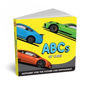 Op de afbeelding: Een kinderboek getiteld "ABCs of Cars" met illustraties van een blauwe, groene en oranje sportwagen op een gele achtergrond. De omslag van het boek bevat ook de tekst "Alphabet voor de toekomstige auto-enthousiast."