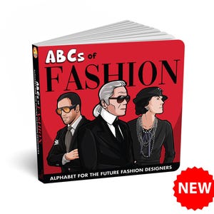 Op de afbeelding: Een boek met een rode kaft met de titel "ABCs of FASHION". Het bevat illustraties van mode-iconen. De tekst "ALPHABET FOR THE FUTURE FASHION DESIGNERS" staat onderaan. Een rode "NIEUW"-sticker staat rechtsonder.