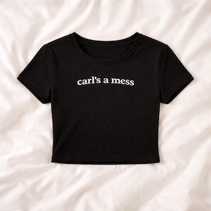 Carl's A Mess Embroidered Baby Tee Funny Meme Crop Top, Trendy Minimalist Quote Shirt, Y2K Cropped Tee, Casual Streetwear Top