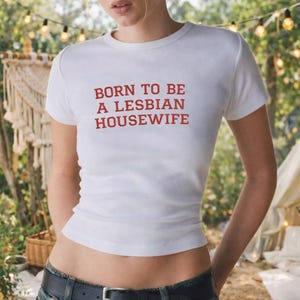 Maglietta ricamata "Born To Be A Lesbian Housewife" per neonati, divertente crop top lesbico, maglietta con dichiarazione di orgoglio, maglietta umoristica LGBTQ, maglietta trendy Y2K per neonati