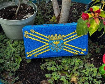 Gartenblock aus Puerto Rico – Handbemalter Stein mit Pueblo-Flagge – Individuelle Dekoration mit Bezug zum Ortsstolz – 78 Pueblos – Beidseitig bedruckte Kunst mit der Flagge von Puerto Rico