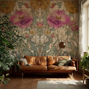 Peut inclure: Un salon avec un canapé en cuir marron, des coussins verts et un papier peint floral avec des fleurs roses et jaunes. Un lampadaire et des plantes en pot complètent le décor.