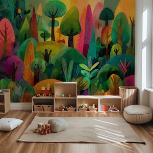 Puede incluir: Un mural colorido de una escena de bosque caprichosa con árboles en tonos verdes, amarillos, rosas y morados. La habitación cuenta con cubos de almacenamiento de madera, una cesta tejida, una alfombra y un cojín de suelo, creando un espacio lúdico y acogedor.