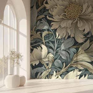 Puede incluir: Un gran diseño de papel pintado floral con flores y hojas crema y verde pálido sobre un fondo verde azulado oscuro. El patrón es un motivo botánico repetitivo, creando una sensación de profundidad y textura. El papel pintado está instalado en una pared.