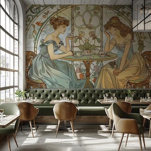 Puede incluir: Interior de un restaurante con un gran mural que representa a dos mujeres en una mesa, tomando té. El mural está en colores pastel con un estilo Art Nouveau. El restaurante tiene cabinas verdes, mesas y sillas de madera.