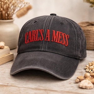 Gorra bordada "Carl's A Mess" con meme divertido, gorra de béisbol vintage lavada, gorra con cita humorística, gorra ajustable de estilo casual urbano.