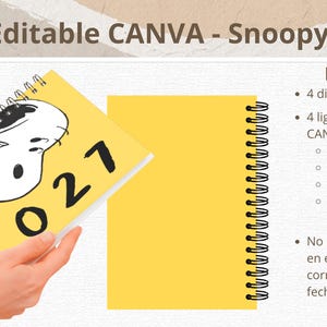 Puede incluir: Una agenda amarilla con espiral, diseño de Snoopy y el año 2021. La agenda está abierta, mostrando páginas en blanco. El texto de la portada dice "Agenda Editable CANVA - Snoopy".