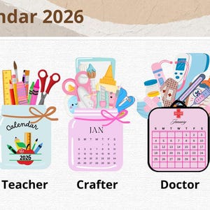 Puede incluir: Ilustración digital con cuatro diseños de calendario para 2026, cada uno con un tema diferente: Flor, Profesor, Artesano y Doctor. Los calendarios se presentan en tarros decorativos y una bolsa médica, con el texto "Calendario 2026" en la parte superior.