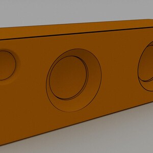 Puede incluir: Un altavoz rectangular naranja con bordes redondeados. Cuenta con tres aberturas circulares en la parte delantera y un pequeño botón circular en el lateral. El altavoz tiene un diseño minimalista.