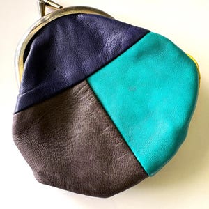 Monedero de piel con bloques de color de los años 70: Estuche con cierre de broche y diseño patchwork.