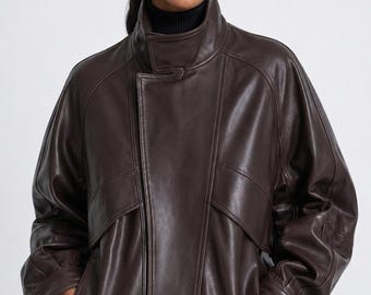 Giacca da donna in pelle di agnello, bomber oversize marrone scuro, cappotto in pelle con collo alto, capospalla autunno/inverno in morbida vera pelle.