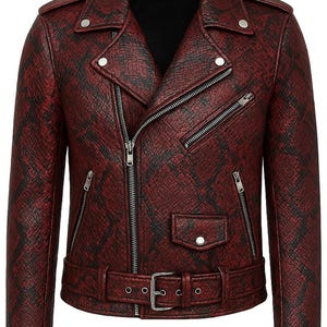 Könnte beinhalten: Rote und schwarze Bikerjacke aus Kunstleder mit Schlangenmuster. Die Jacke hat einen Reverskragen, mehrere Reißverschlusstaschen, einen Gürtel und silberfarbene Hardware. Ein stilvolles Oberbekleidungsstück.