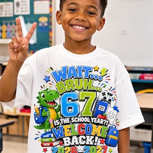Peut inclure: Un t-shirt blanc avec un motif coloré représentant un dinosaure vert, un sac à dos bleu, une pile de livres marqués Learn Play Grow, une manette de jeu et le texte WAIT... BRUH... 67 IS THE SCHOOL YEAR?! WELCOME BACK! 2026-2027.