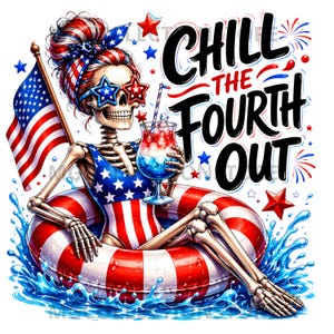 Peut inclure: Un squelette portant un maillot de bain étoilé rouge, blanc et bleu et des lunettes en forme d'étoile, assis dans une bouée rayée rouge et blanche. Il tient une boisson et un drapeau américain. Le texte CHILL THE FOURTH OUT est en noir.