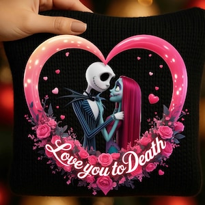 Peut inclure: Coussin noir avec Jack Skellington et Sally de L'Étrange Noël de Monsieur Jack, encadrés d'un cœur rose et de roses. Le texte "Love you to Death" est écrit en cursive.