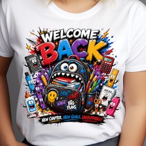 Peut inclure: Un t-shirt blanc avec un motif coloré portant le texte "WELCOME BACK" et "NEW CHAPTER. NEW GOALS. UNSTOPPABLE.". Le design représente un sac à dos animé avec des yeux et des dents, entouré de fournitures scolaires comme une calculatrice, une règle, de la colle et un cahier.