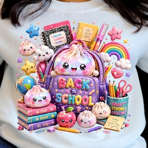 Peut inclure: Un sweat-shirt blanc avec un motif coloré représentant un sac à dos violet, des raviolis souriants, des livres, un globe et des fournitures scolaires. Le texte indique "BACK TO SCHOOL", "DREAM LEARN SHINE", "BE KIND", "BE BRAVE", "BE YOU", "YOU GOT THIS" et "SMART STRONG AMAZING".