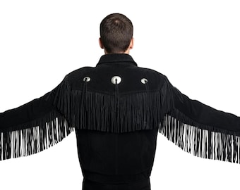 Könnte beinhalten: Schwarze Wildlederjacke mit Fransen am Rücken und an den Ärmeln. Die Jacke hat silberfarbene Metallakzente und ein klassisches Western-Design. Ein stilvolles Oberbekleidungsstück.