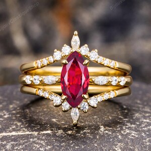 マーキスカット ラボグロウン ルビー エンゲージリングセット ヴィンテージ 14K ゴールド リングガード エンハンサー シェブロン カーブ モアッサナイト ブライダル ウェディングリングセット 女性用