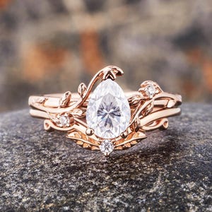 Conjunto de 2 anillos apilables de moissanita en forma de pera, conjunto de anillo de compromiso de oro rosa de 14k con diseño de rama y hoja, joyería nupcial inspirada en la naturaleza.
