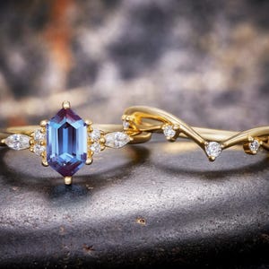 Conjunto de compromiso vintage con alejandrita de talla hexagonal, anillo de boda con piedra natal de junio que cambia de color en oro amarillo, 2 anillos apilables para novias.