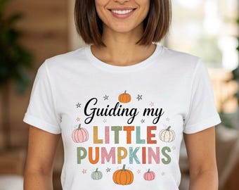 Camiseta "Guiando Minhas Pequenas Abóboras", Camiseta Guia Montessori, Blusa de Outono para Professora de Educação Infantil, Roupa Fofa de Abóbora para Educadora, Presente de Outono para Sala de Aula