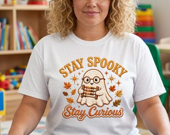 Camiseta "Stay Spooky Stay Curious", Camiseta Fantasma para Professor de Matemática, Blusa Ábaco Montessori, Roupa de Outono para Educadores da Primeira Infância, Presente Fofo de Fantasma Leitor