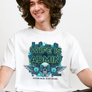 Camiseta "La esposa es administradora", camiseta divertida para marido, camiseta con humor sobre el matrimonio de programadores, regalo para marido aficionado a la tecnología, regalo para informáticos, camiseta para parejas geeks.