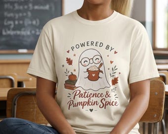 Camiseta "Powered By Patience", Camiseta "Pumpkin Spice Teacher", Blusa "Spooky Coffee Educator", Roupa "Montessori Fall Guide", Presente fofo de fantasminha para amantes de livros