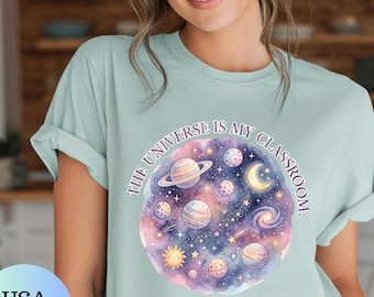 Camiseta para Professora Montessori, O Universo é Minha Sala de Aula, Camiseta para Professora de Ciências Espaciais, Presente para Professor, Camiseta de Educação Cósmica, Sala de Aula de Ciências, Camiseta Galáxia
