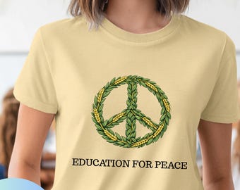 Camiseta para Professora Montessori, Educação para a Paz, Comfort Colors 1717, Camiseta com Coroa de Flores e Símbolo da Paz, Presente para Professora que Busca Justiça Social