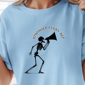 Stronger Every Rep-T-shirt, alternatieve skeleton gymkleding, hardcore powerlifting-uitrusting, edgy goth-workouttop, fitnesscadeau gemaakt in Europa