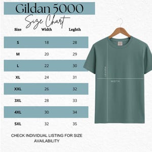 Peut inclure: Tableau des tailles pour les t-shirts Gildan 5000, avec des mesures en pouces. Le tableau comprend les tailles S &agrave; 5XL, avec les mesures correspondantes de largeur et de longueur. Un t-shirt vert d'eau est suspendu &agrave; un cintre en bois.