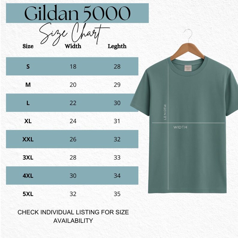 Peut inclure: Tableau des tailles pour les t-shirts Gildan 5000, avec des mesures en pouces. Le tableau comprend les tailles S &agrave; 5XL, avec les mesures correspondantes de largeur et de longueur. Un t-shirt vert d'eau est suspendu &agrave; un cintre en bois.