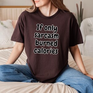 Front view of a premium quality graphic tee displaying the witty text "If only sarcasm burned calories". This relatable apparel piece is an amazing gift for gym rats and sarcastic friends, functioning perfectly as a humorous workout shirt for everyday activities.