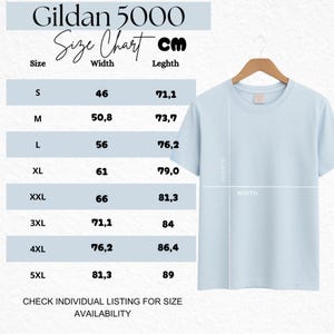Peut inclure: T-shirt bleu clair Gildan 5000 sur un cintre, avec un tableau des tailles en centim&egrave;tres. Le tableau indique les tailles S &agrave; 5XL, avec les mesures de largeur et de longueur. Le texte "CHECK INDIVIDUAL LISTING FOR SIZE AVAILABILITY" est en bas.