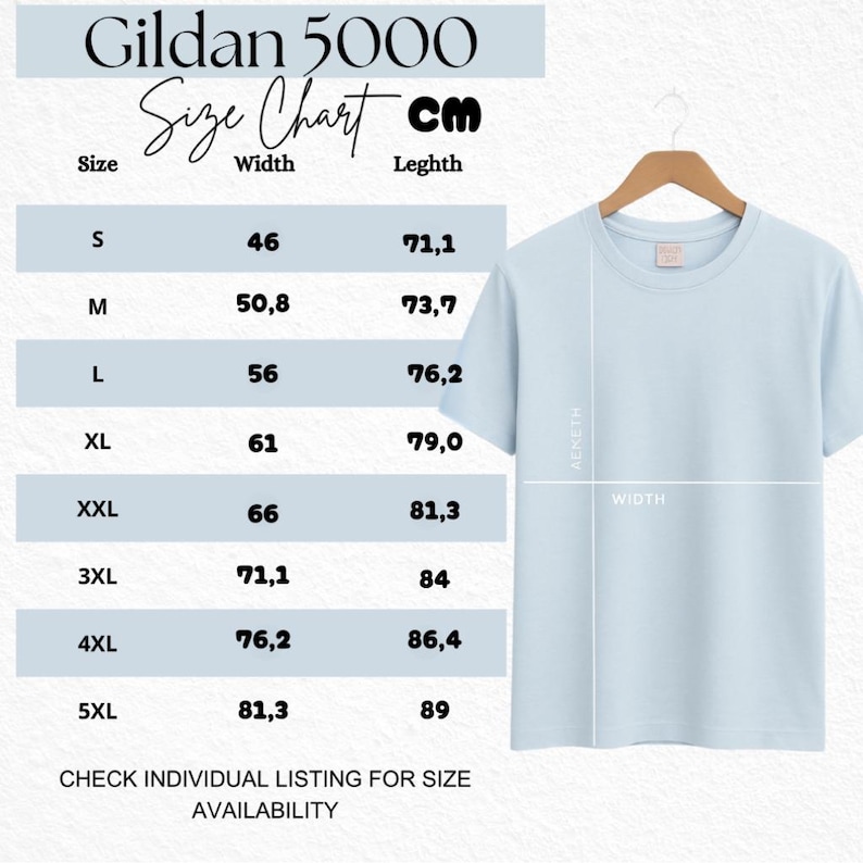 Peut inclure: T-shirt bleu clair Gildan 5000 sur un cintre, avec un tableau des tailles en centim&egrave;tres. Le tableau indique les tailles S &agrave; 5XL, avec les mesures de largeur et de longueur. Le texte "CHECK INDIVIDUAL LISTING FOR SIZE AVAILABILITY" est en bas.