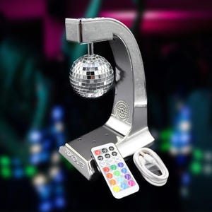 Puede incluir: L&aacute;mpara de bola de discoteca plateada con mando a distancia. La l&aacute;mpara tiene una bola de espejo reflectante suspendida de un marco de metal curvado. El mando a distancia tiene m&uacute;ltiples opciones de color. Tambi&eacute;n se incluye un cable USB blanco.