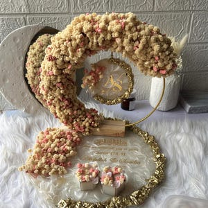 K&ouml;nnte beinhalten: Set aus drei Keramikbechern mit gesprenkelter, matter Oberfl&auml;che. Die Becher sind in Creme-, Hellgrau- und Dunkelgraut&ouml;nen gehalten. Schlichtes, minimalistisches Design.