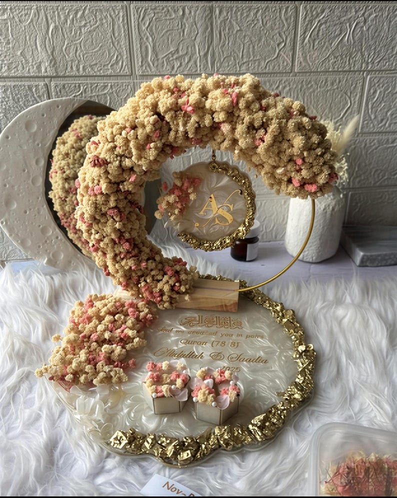 K&ouml;nnte beinhalten: Set aus drei Keramikbechern mit gesprenkelter, matter Oberfl&auml;che. Die Becher sind in Creme-, Hellgrau- und Dunkelgraut&ouml;nen gehalten. Schlichtes, minimalistisches Design.